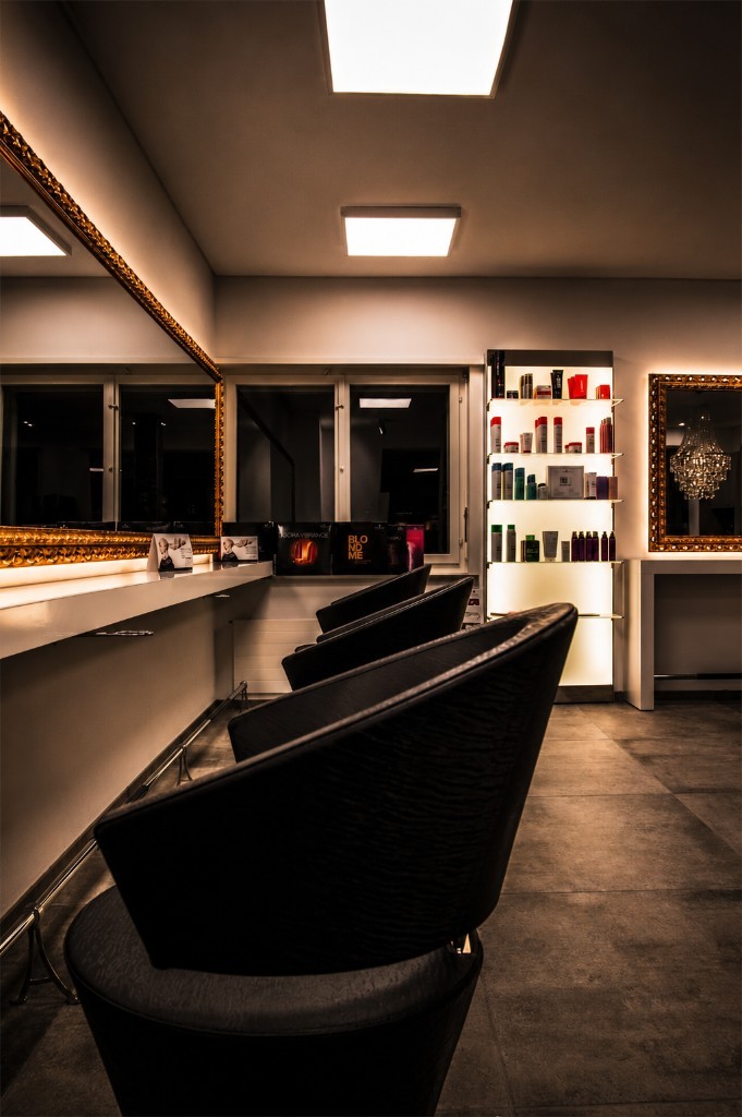 Styling-Arbeitsplätze mit grossen Goldrahmen-Spiegeln